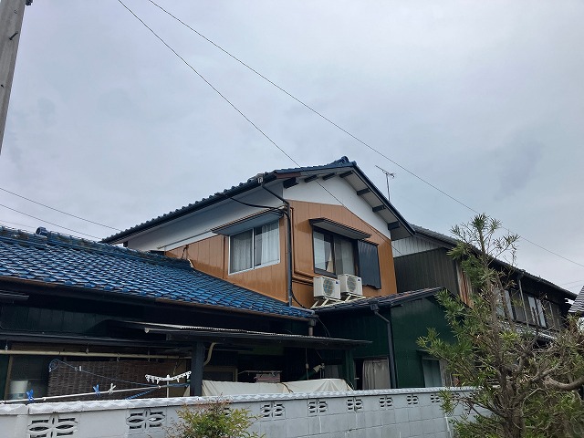 各務原市で瓦屋根の葺き替えの見積り調査！２階建ての下屋根や玄関庇も要確認です